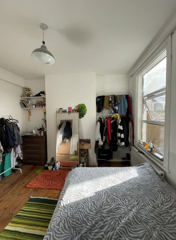 Room Shrewsbury Road in Greater London