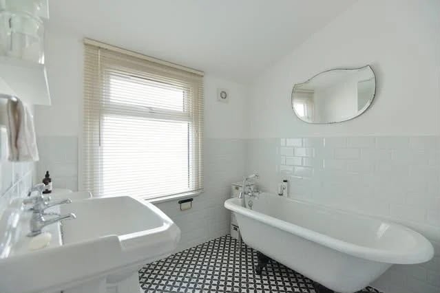 Room Shrewsbury Road in Greater London