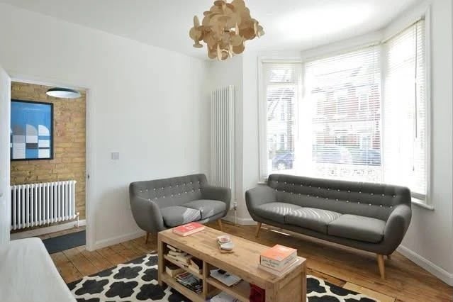 Room Shrewsbury Road in Greater London
