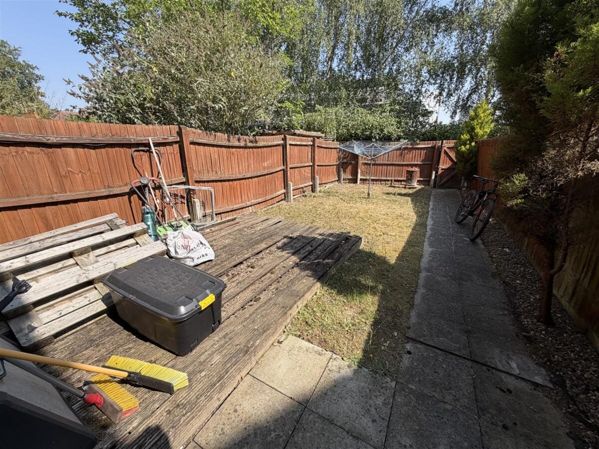 Room Enders Close in Greater London