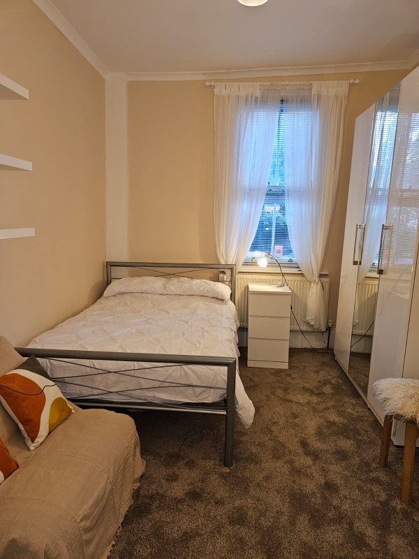 Room Berriman Road in Greater London