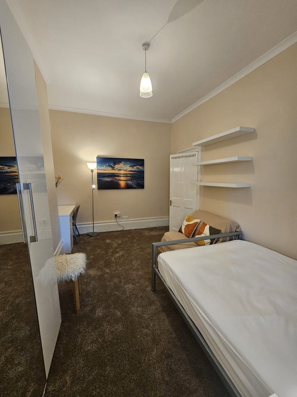 Room Berriman Road in Greater London