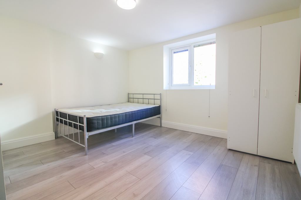 Room West Grove in Cardiff