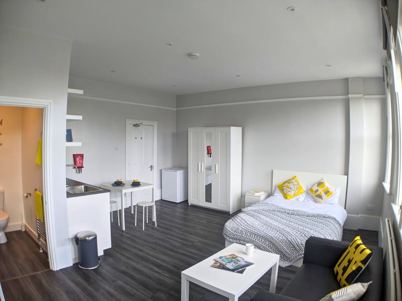 Flat Streatham High Road in Greater London