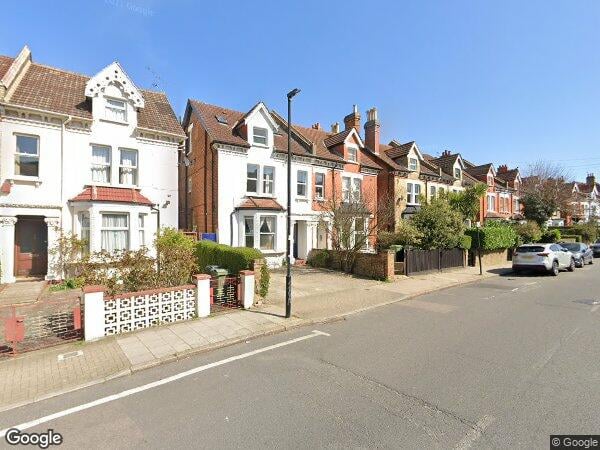 Flat Gleneldon Road in Greater London