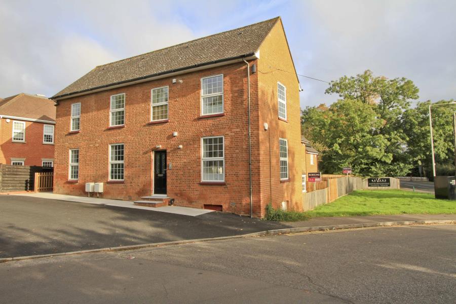 House Duck's Hill Road in Greater London