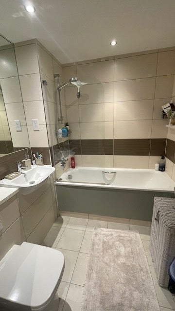 Room Miles Road in Greater London