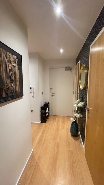 Room Miles Road in Greater London