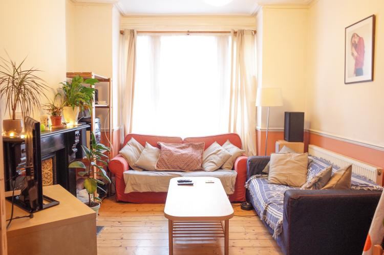 Room Martaban Road in Greater London