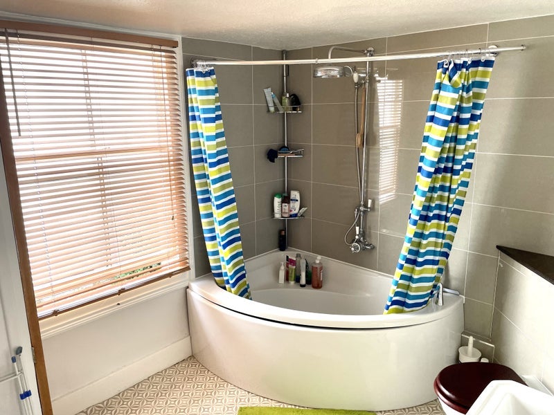 Room Martaban Road in Greater London