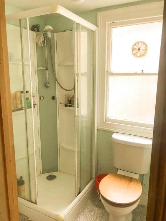 Room Martaban Road in Greater London