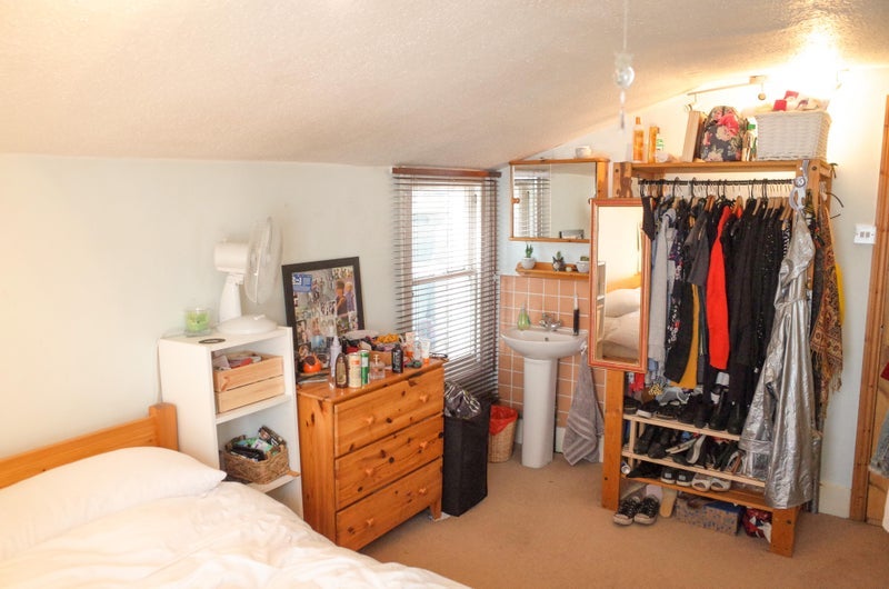 Room Martaban Road in Greater London