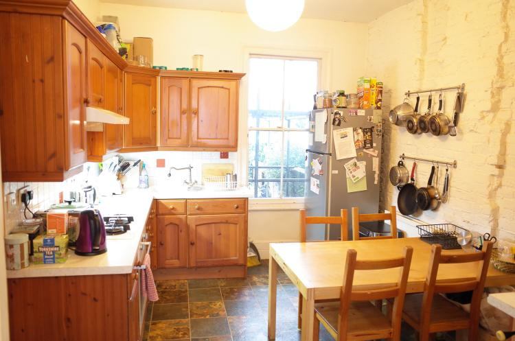 Room Martaban Road in Greater London