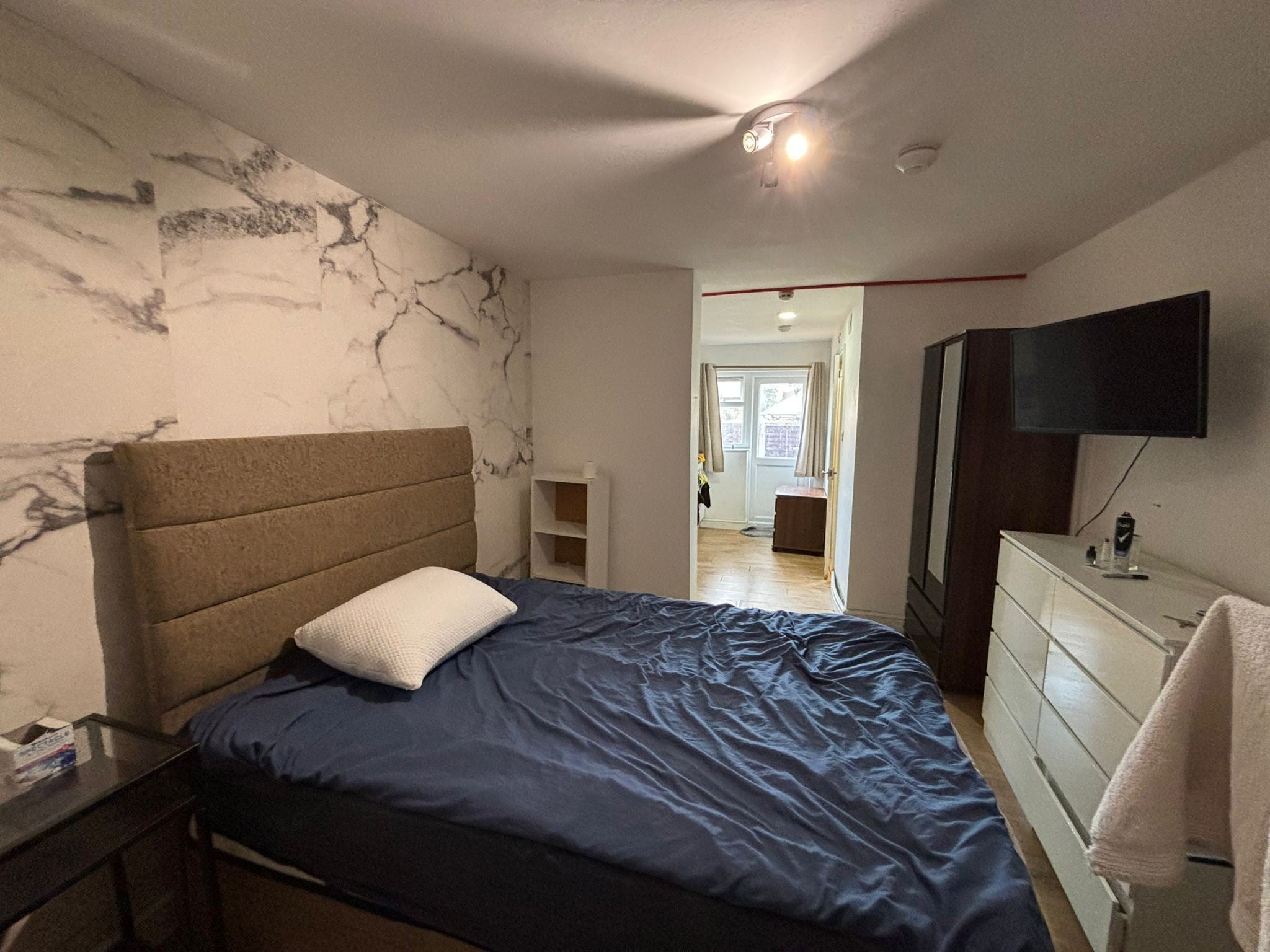 Room Buckingham Road in Greater London