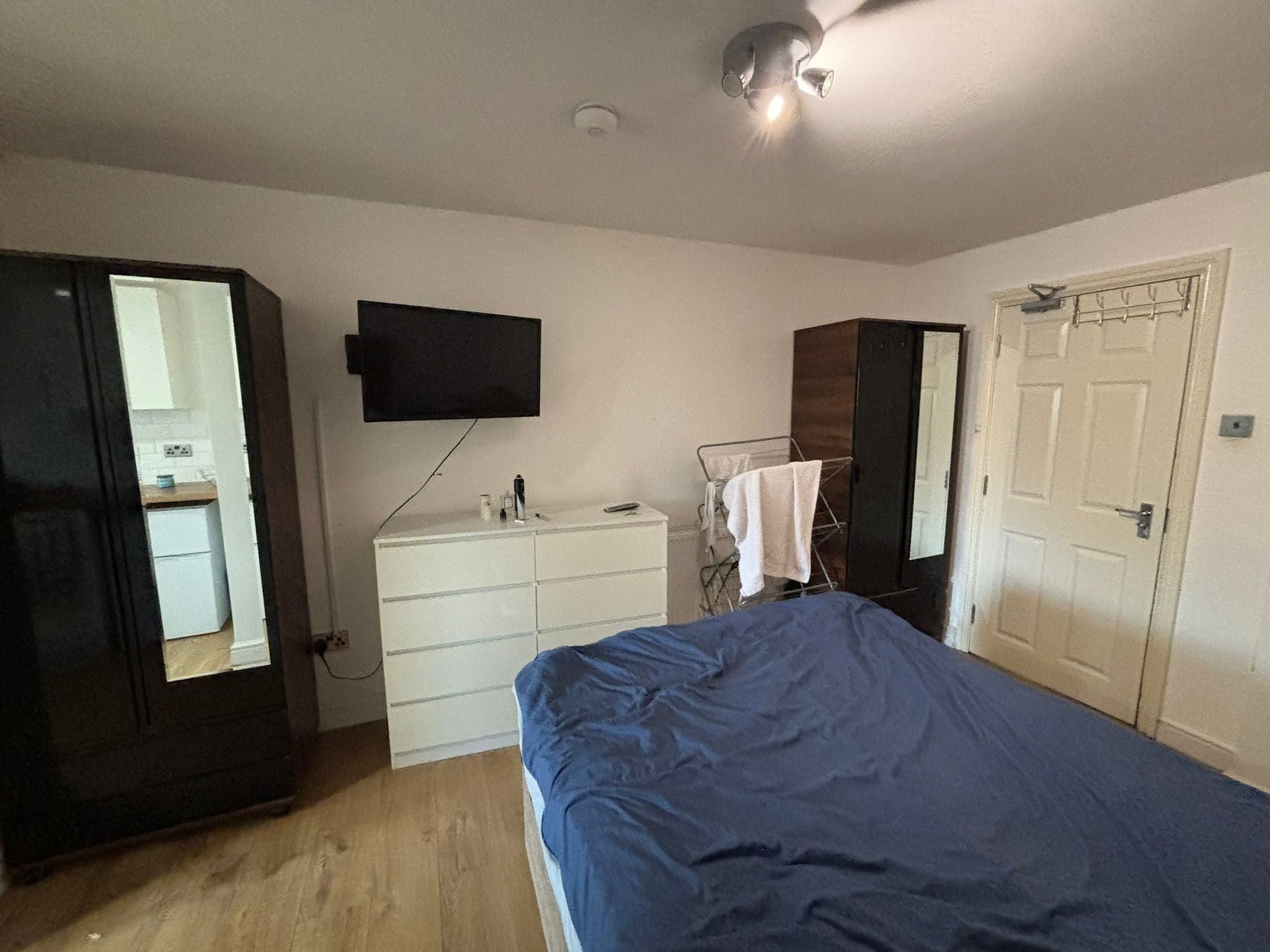 Room Buckingham Road in Greater London