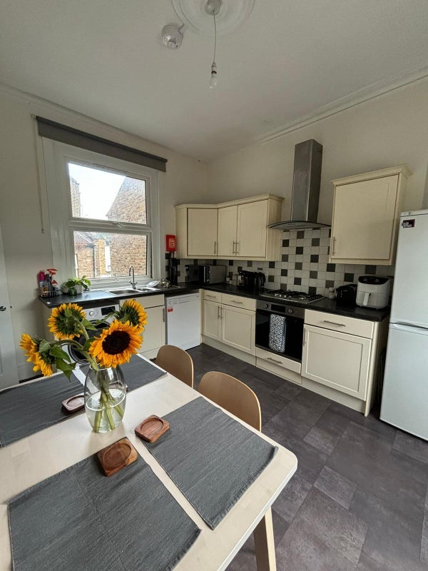 Room Elfort Road in Greater London