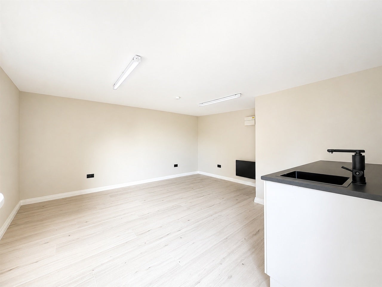 Room Rays Avenue in Greater London