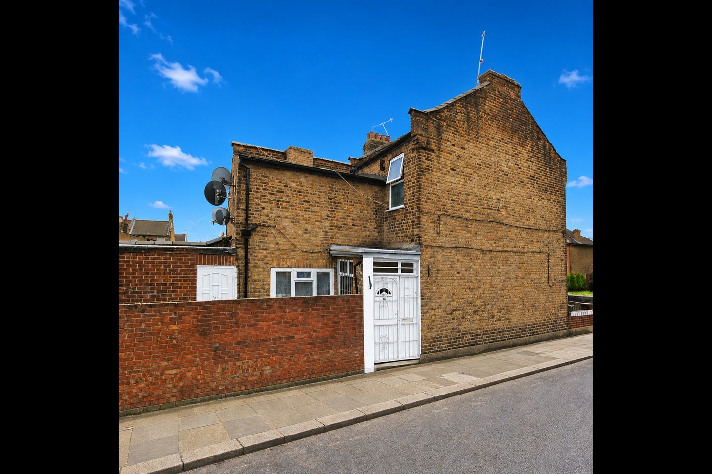 Room Rays Avenue in Greater London