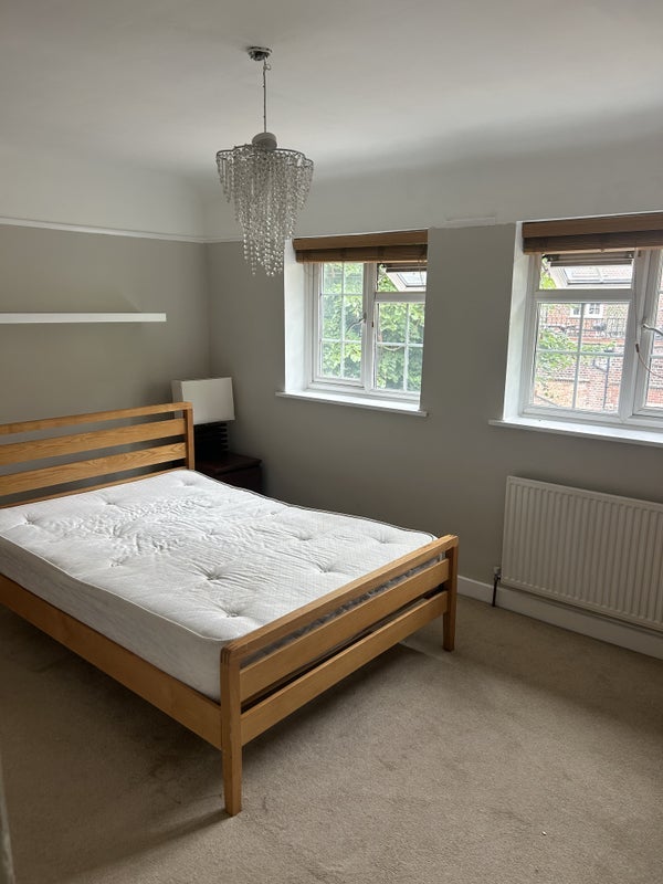 Room Woburn Avenue in Greater London
