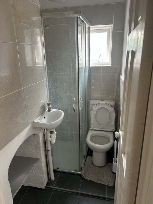 Room Woburn Avenue in Greater London