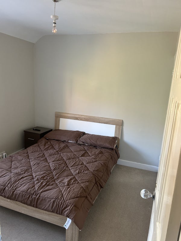 Room Woburn Avenue in Greater London