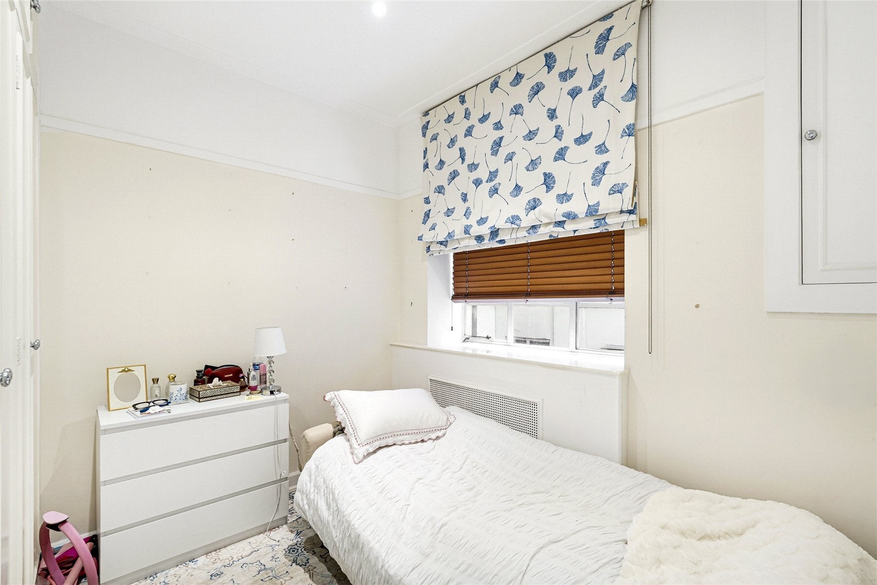 Flat Sloane Avenue in Greater London