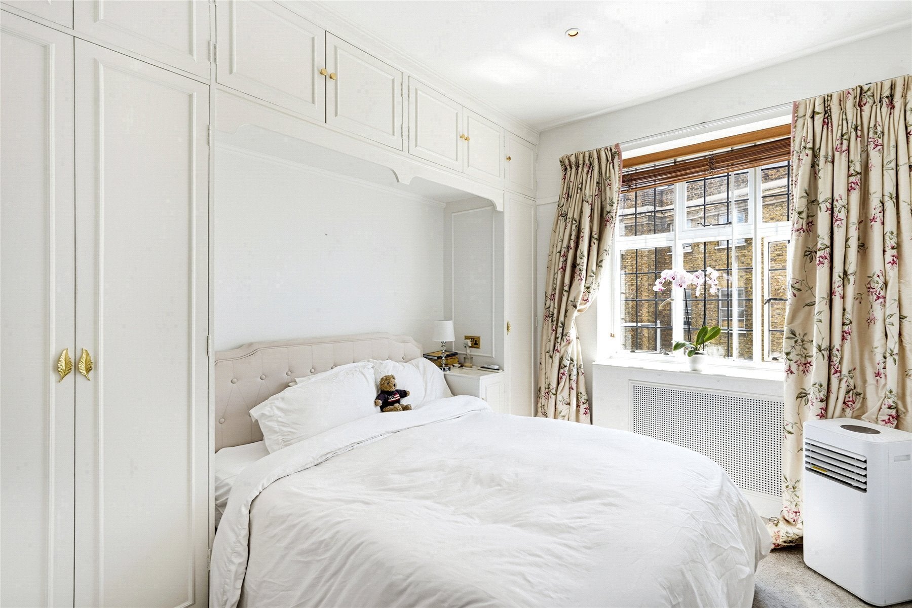 Flat Sloane Avenue in Greater London