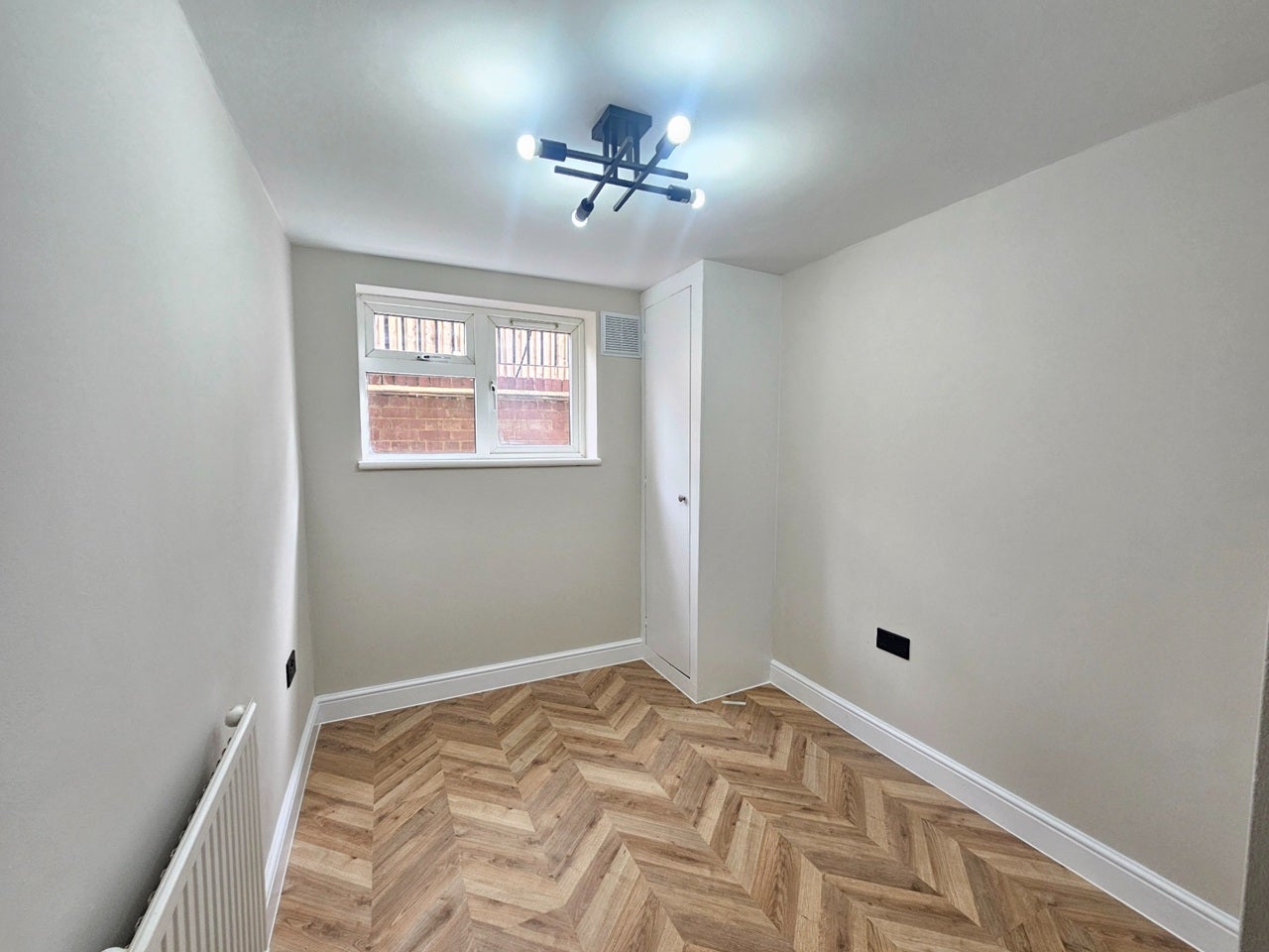 Flat Byrne Road in Greater London