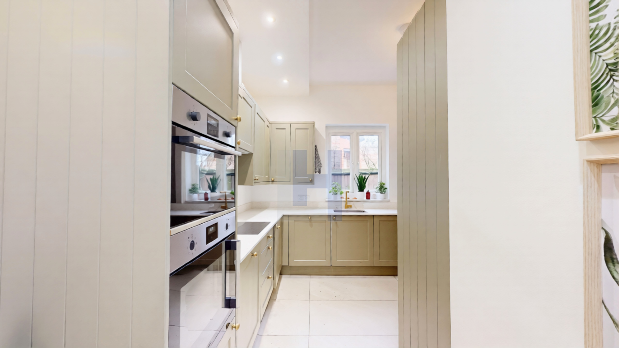 Flat Elm Grove Road in Greater London
