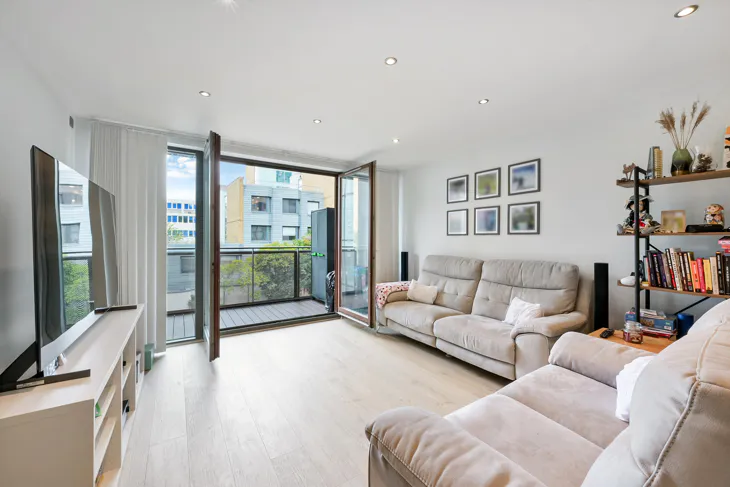 Flat Assam Street in Greater London