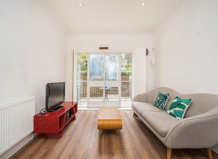 Flat Scandrett Street in Greater London