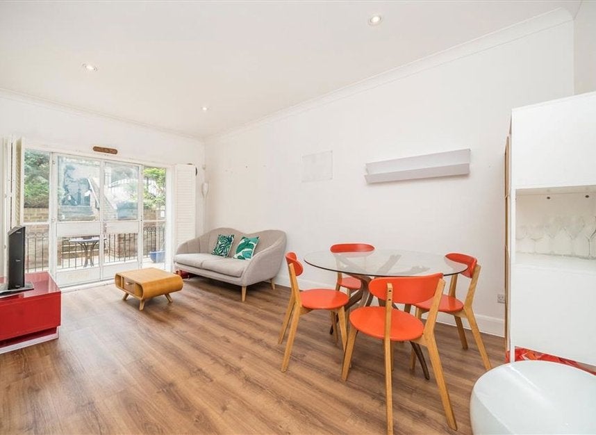 Flat Scandrett Street in Greater London
