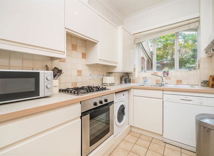 Flat Scandrett Street in Greater London