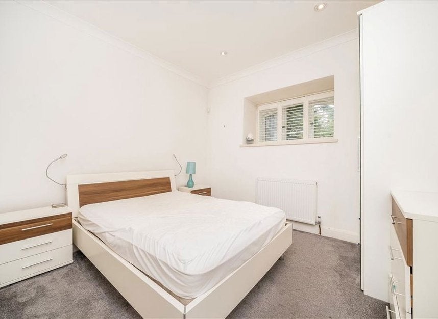 Flat Scandrett Street in Greater London