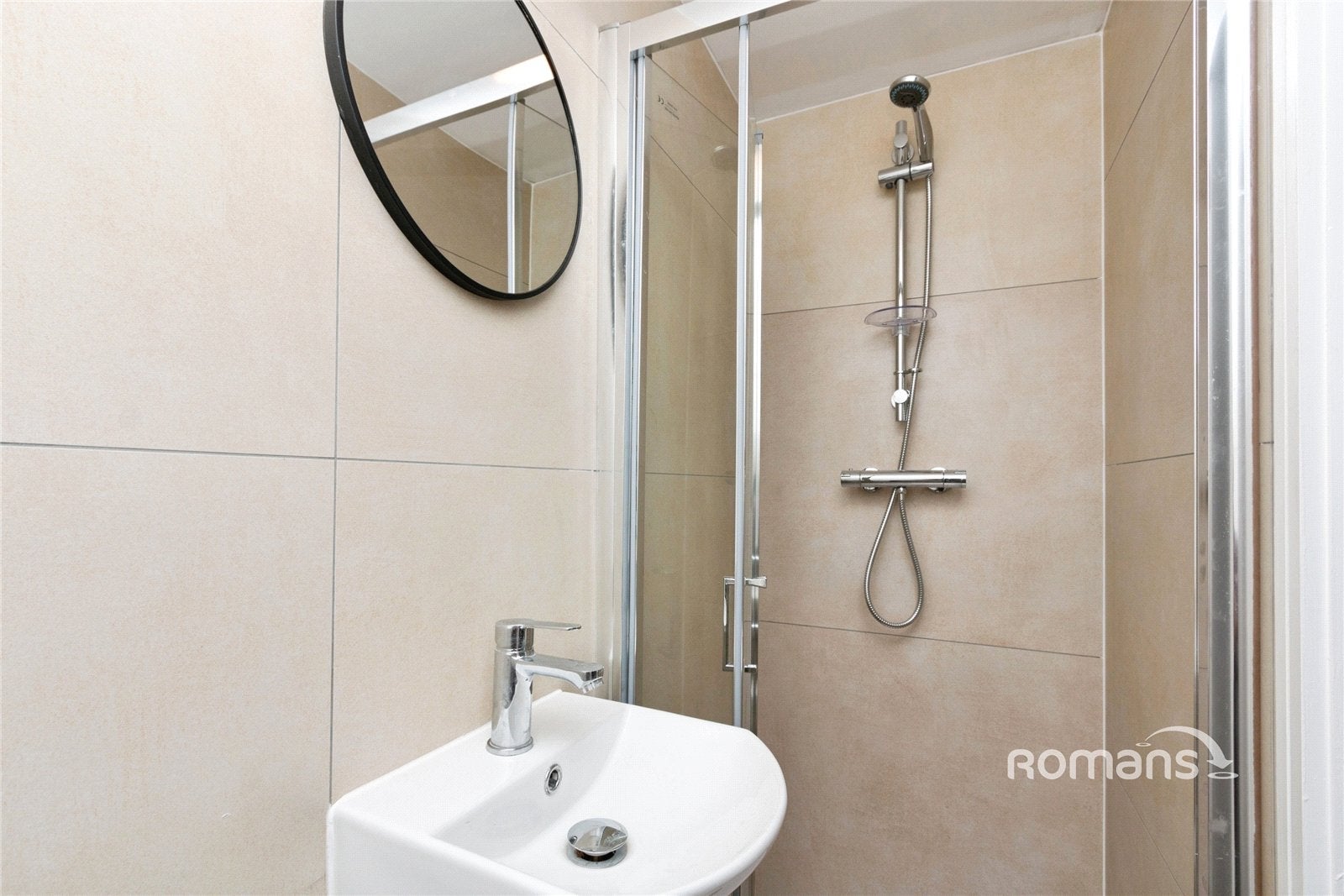Room Ash Road in Rushmoor