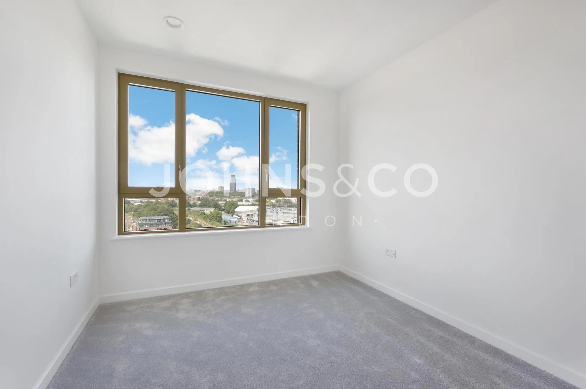 Flat Ilderton Road in Greater London