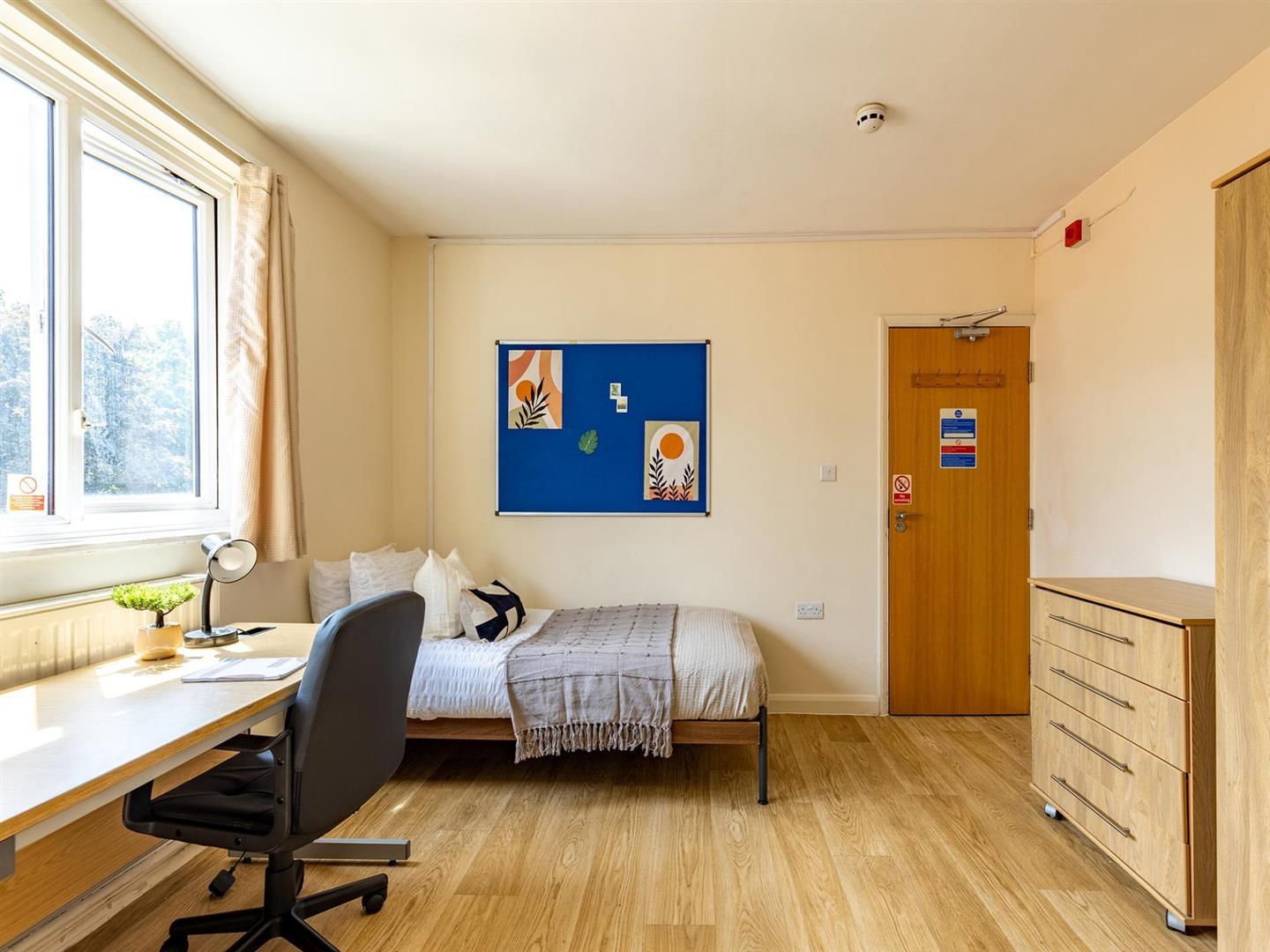 Room Flodden Road in Greater London