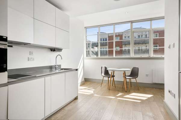 Flat Commercial Road in Greater London