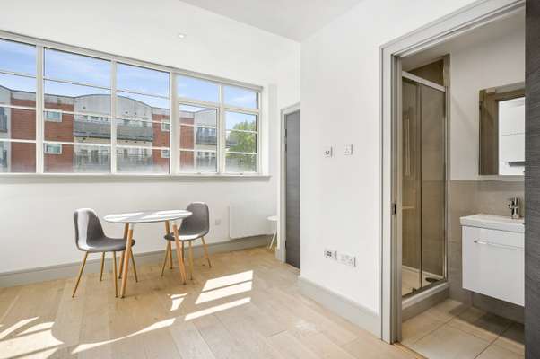 Flat Commercial Road in Greater London