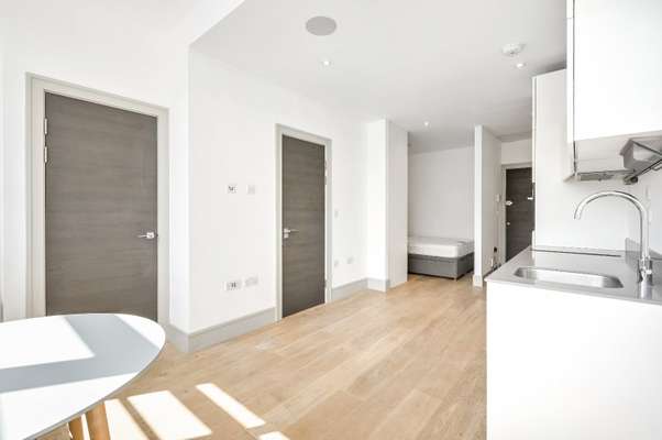 Flat Commercial Road in Greater London