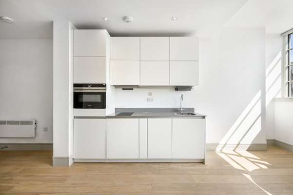 Flat Commercial Road in Greater London