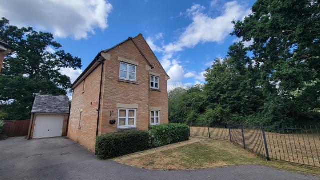 House Estella Close in Blunsdon St Andrew