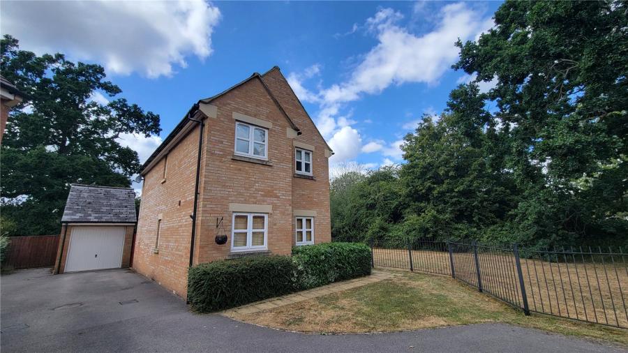 House Estella Close in Blunsdon St Andrew