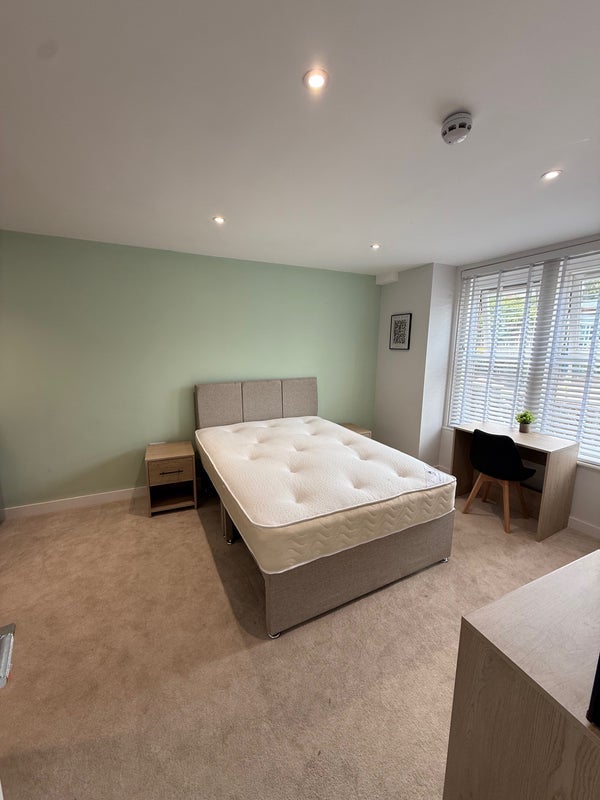 Room Emerson Close in Poole