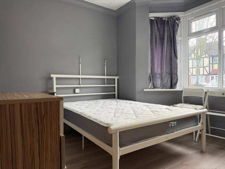 Flat Atherley Way in Greater London