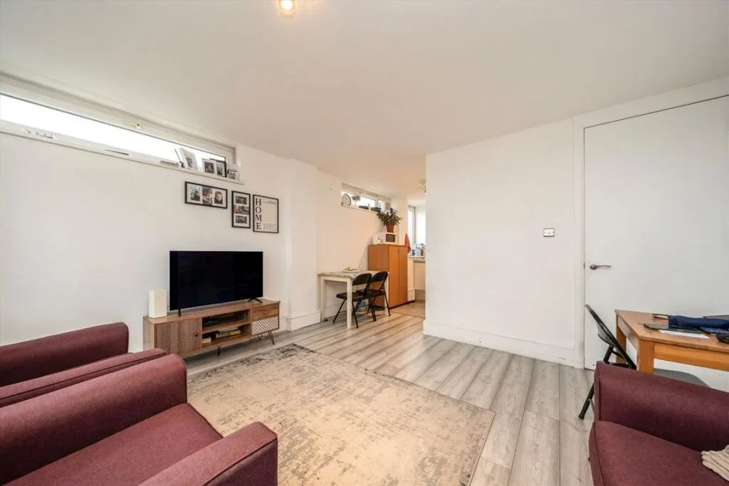 Flat Blackshaw Road in Greater London