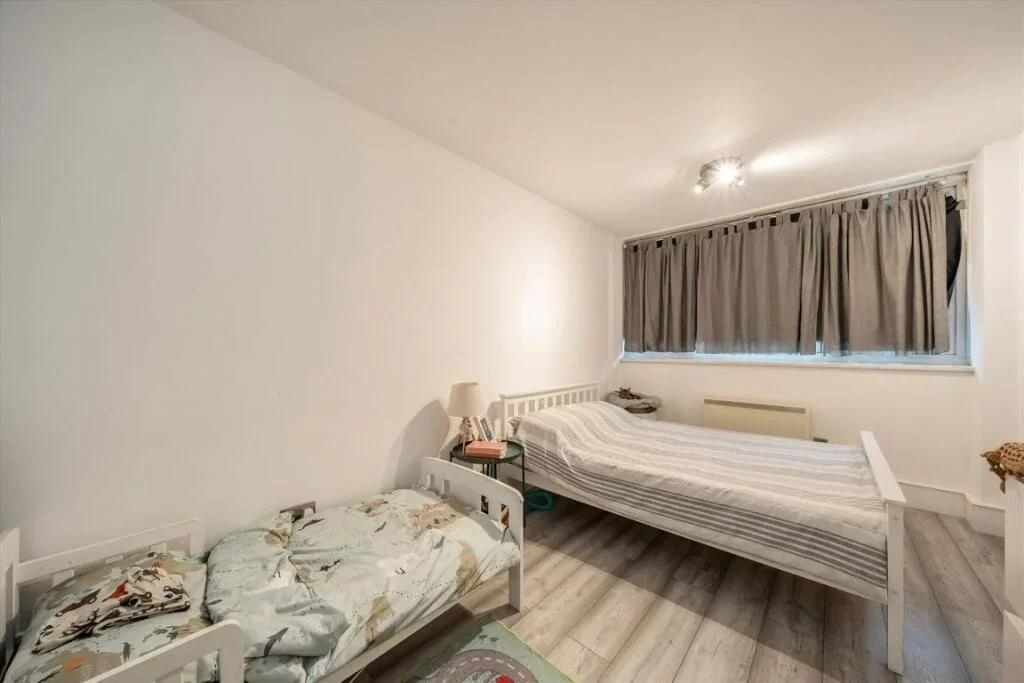 Flat Blackshaw Road in Greater London