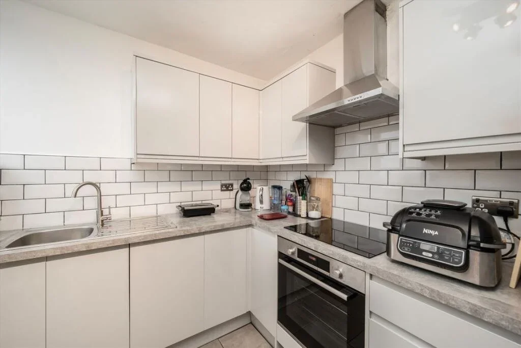 Flat Blackshaw Road in Greater London