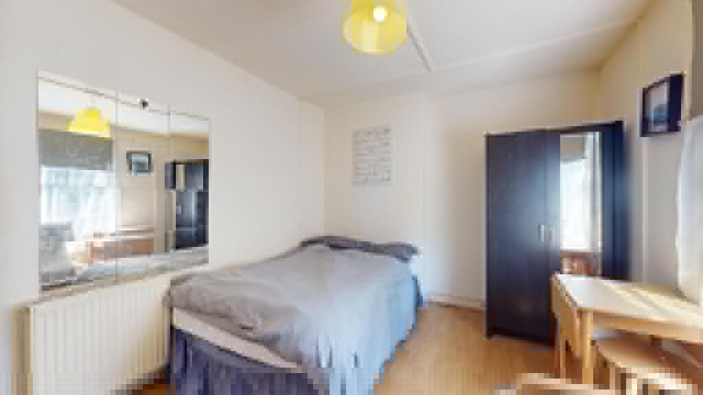 Room Cranhurst Road in Greater London