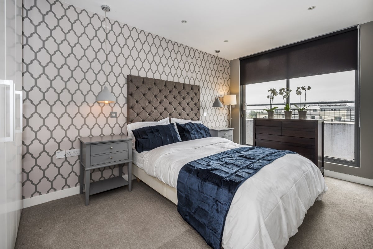 Flat Clapham High Street in Greater London